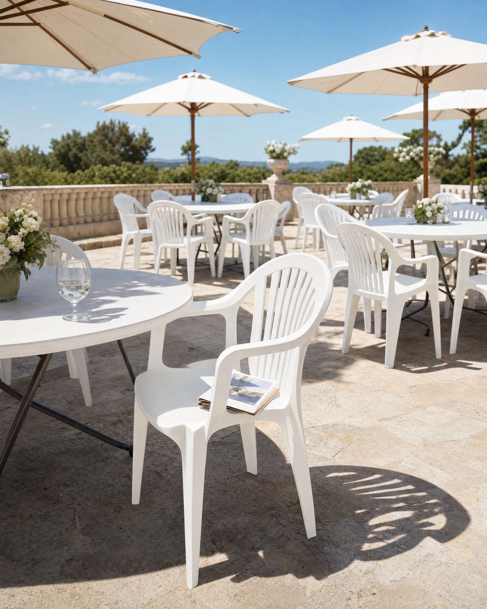 Chaise Miami Plastique avec Accoudoirs en situation lors d’un événement