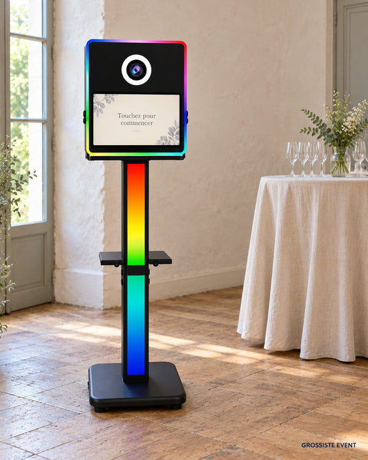 Photobooth Borne Colonne Color dans un espace cocktail lumineux – mise en situation Grossiste Event