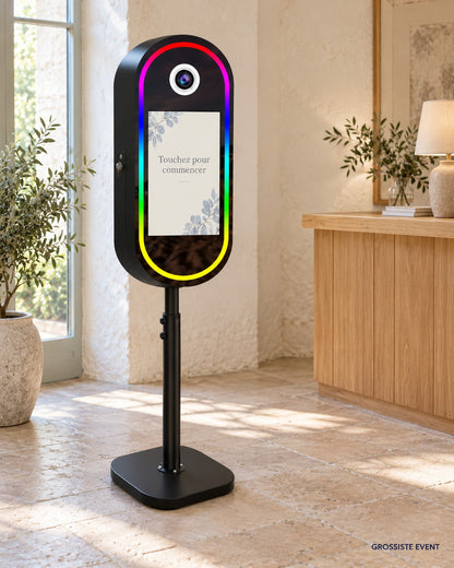 Photobooth Borne Ovale Signature dans un espace d’accueil aux tons naturels – mise en situation Grossiste Event