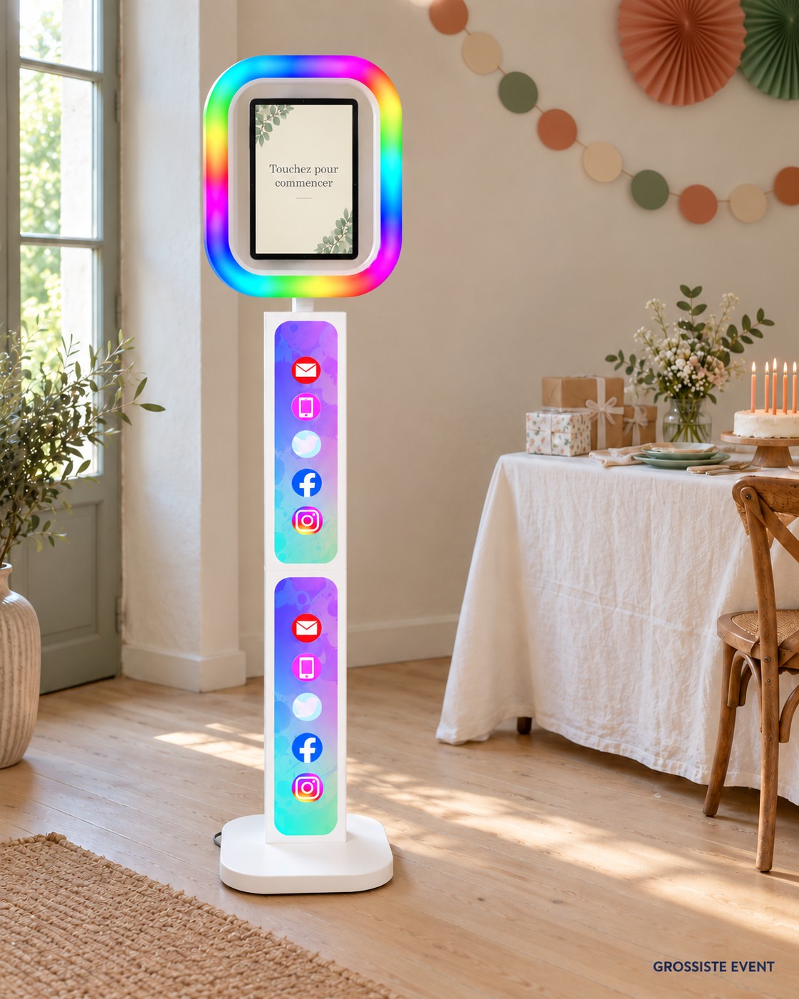Photobooth Borne Tablette Halo dans un anniversaire aux couleurs douces – mise en situation Grossiste Event