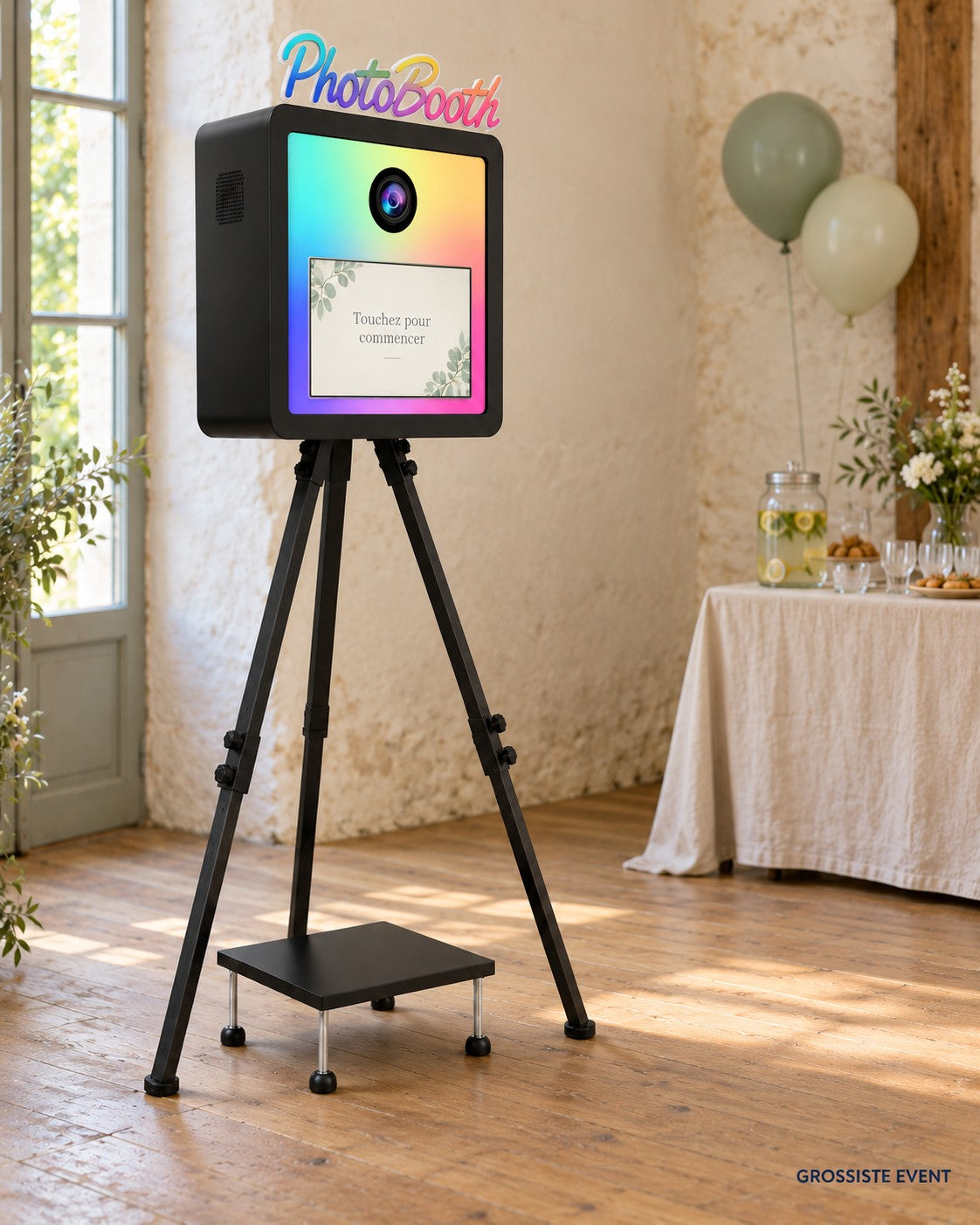 Photobooth Borne Trépied Color dans un anniversaire au décor sobre – mise en situation Grossiste Event