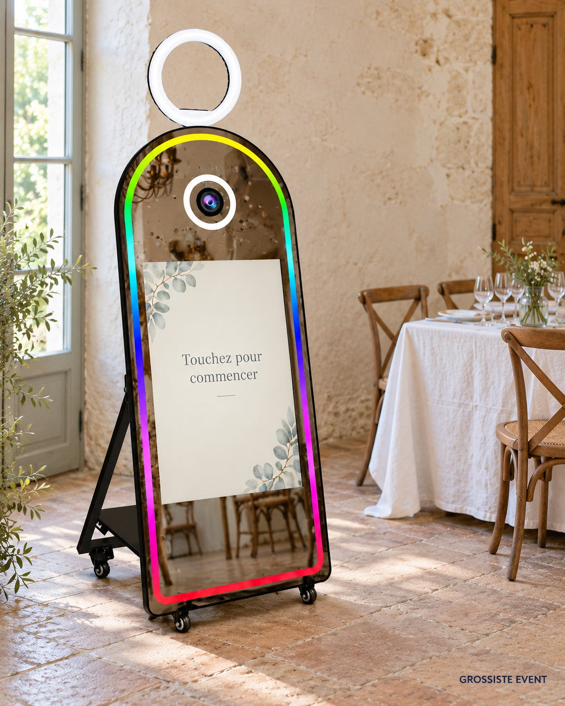 Photobooth Miroir Arche Halo dans une salle de réception champêtre – mise en situation Grossiste Event