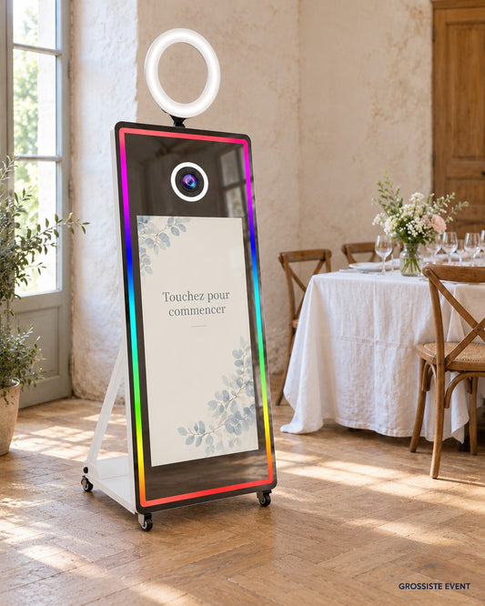 Photobooth Miroir Panorama dans une réception avec parquet et mobilier en bois – mise en situation Grossiste Event