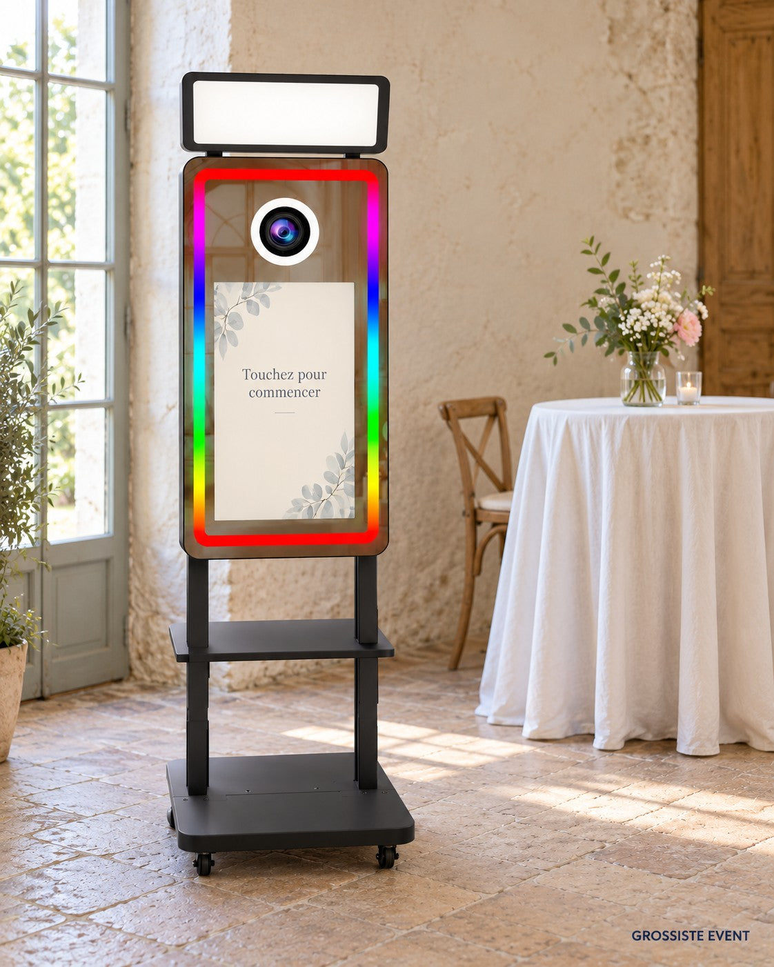 Photobooth Miroir Studio dans une salle de réception lumineuse – mise en situation Grossiste Event
