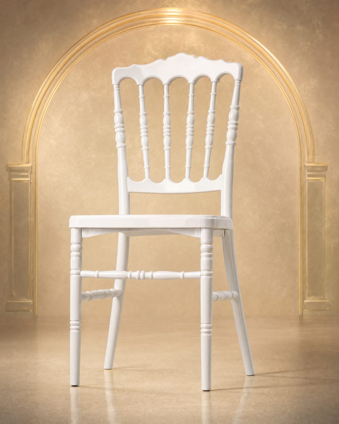 Chaise Napoléon blanche en studio devant une arche dorée